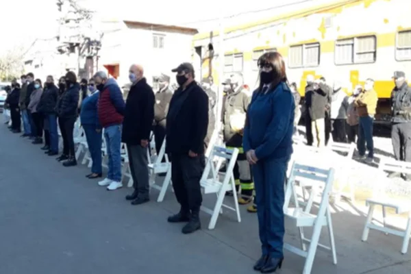 En la Unidad 3 de San Nicolás se realizó una ceremonia que fue presidida por el Director del establecimiento Carlos Díaz quien quién brindó palabras alusivas a la fecha y reconoció el esfuerzo de todo el personal durante la pandemia.