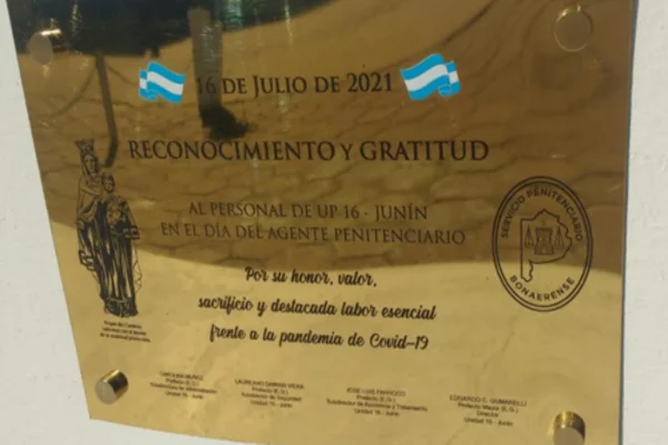 En la Unidad 3 de San Nicolás se realizó una ceremonia que fue presidida por el Director del establecimiento Carlos Díaz quien quién brindó palabras alusivas a la fecha y reconoció el esfuerzo de todo el personal durante la pandemia.