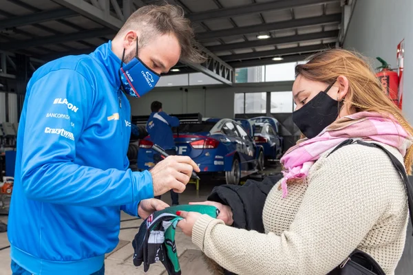 Tres jóvenes fanáticos del automovilismo y del piloto arrecifeño Agustín Canapino tuvieron la oportunidad de estar cerca de su máximo ídolo