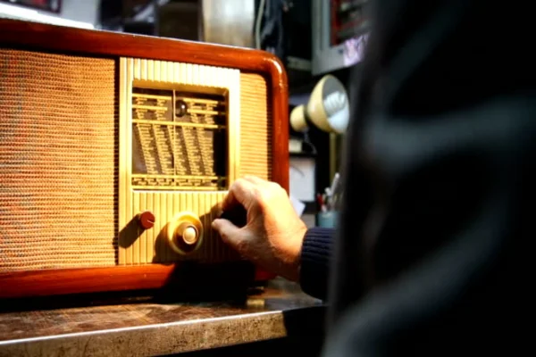 Día Nacional de la radio a 101 años de una aventura de "los locos de la azotea"
