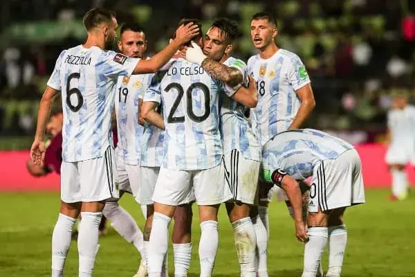 Argentina le ganó 3 a 1 a Venezuela y se afianza en al cima de la tabla