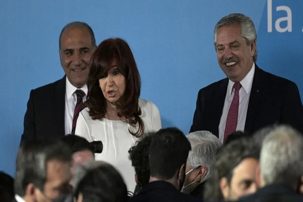 Bajo la atenta mirada de la vicepresidenta, Cristina Kirchner, el Presidente expuso que no existen antinomias en las actividades productivas.
