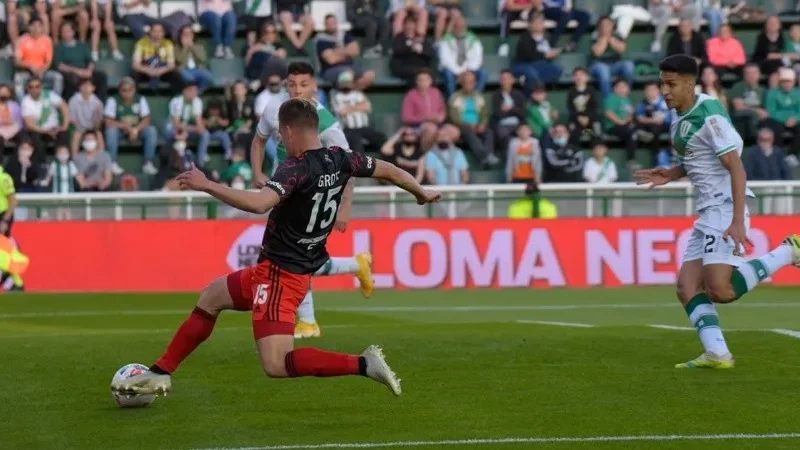 En el marco de la decimoquinta fecha de la Liga Profesional de fútbol, el conjunto del sur recibió a River y no pudo quedarse con los tres puntos.Durante esta tarde, River Plate golpeado con bajas por lesiones y convocatoria de jugadores a seleccionados sudamericanos con acción en fecha FIFA, venció esta tarde como visitante a Banfield, por 1-0, para seguir siendo el puntero del torneo.