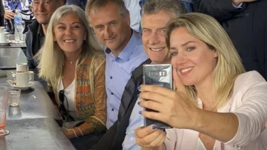 Carolina Losada sacándose una selfie con Mauricio Macri y compañía.