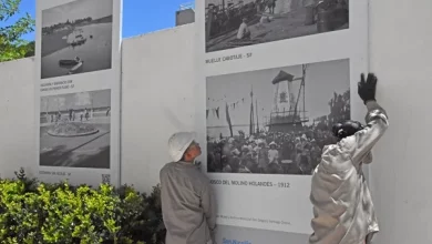 Recambio de la muestra de Fototeca de San Nicolás frente al Palacio de Tribunales