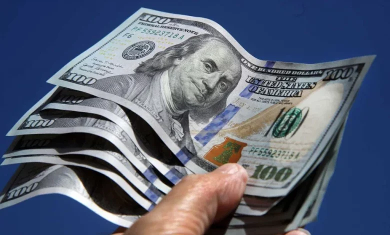 El dólar blue cae y se vende a $214: la brecha cambiaria llega al 101,5%