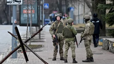 Ucrania intenta resistir a una invasión militar rusa con combates en el centro de la capital. Foto AFP.