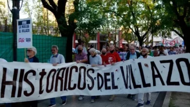 Los históricos ingresando a la plaza central. Por san martín marcharon hacia el escenario.