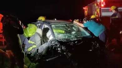 Dos personas lesionadas al chocar un auto y un camión en la ruta 8