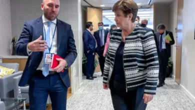 Guzmán camina junto a Kristalina Georgieva por los pasillos de la sede del FMI