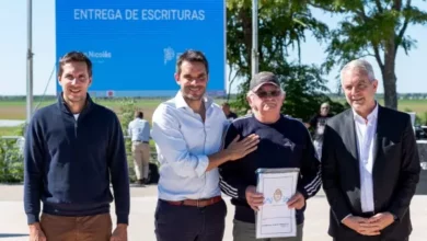 Manuel Passaglia y el ministro Alak entregaron escrituras a 400 familias nicoleñas