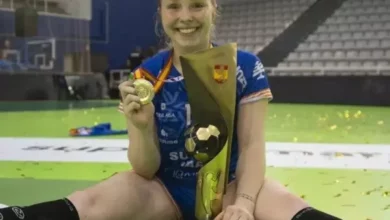 La argentina Malena Cavo recibió el trofeo de campeona en handball femenino