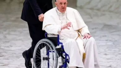 El Papa se mostró por primera vez en silla de ruedas por su dolor de rodilla