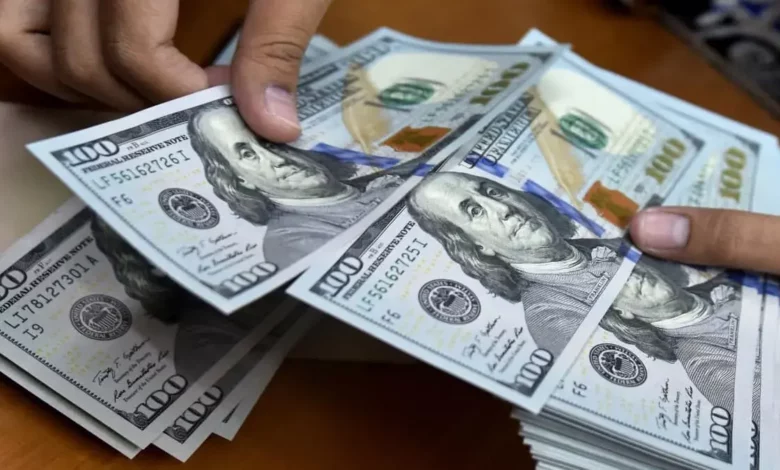 El dólar blue trepa $10 y la brecha con el oficial supera el 100%