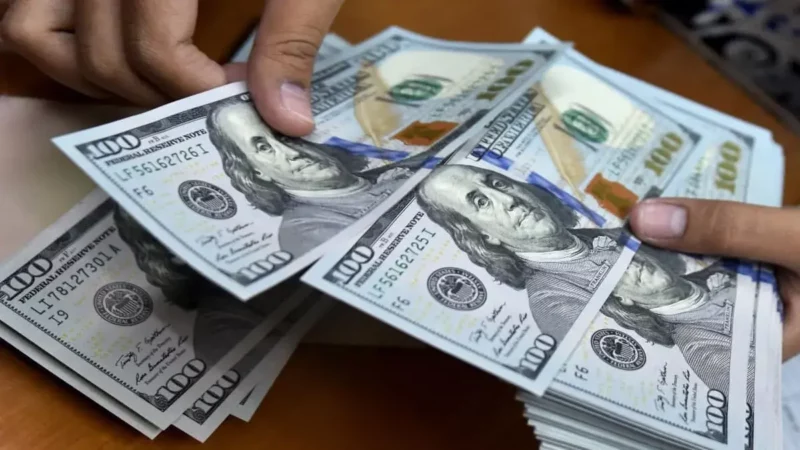 El dólar blue trepa $10 y la brecha con el oficial supera el 100%