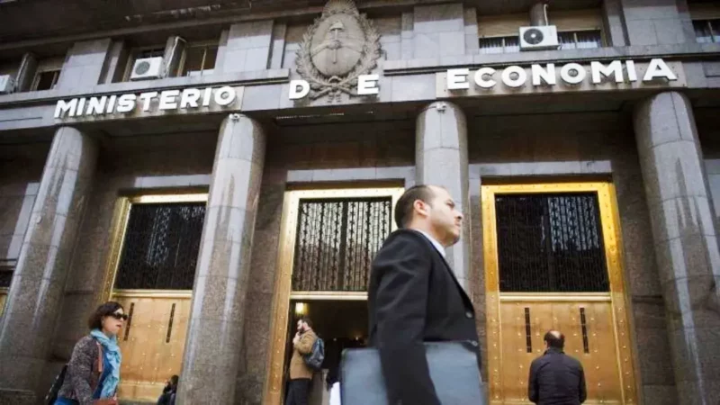 El déficit fiscal subió fuerte en junio