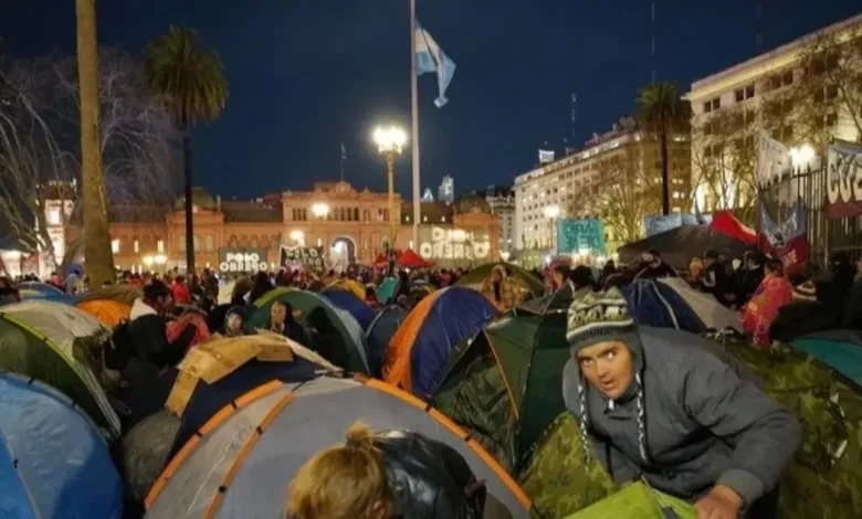 Piqueteros acampan en Plaza de Mayo: "La situación social está reventando"