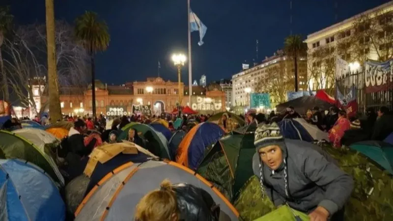 Piqueteros acampan en Plaza de Mayo: "La situación social está reventando"