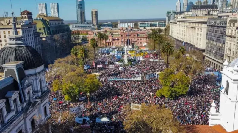 Una multitud se movilizó a Plaza de Mayo tras el atentado contra la Vicepresidenta