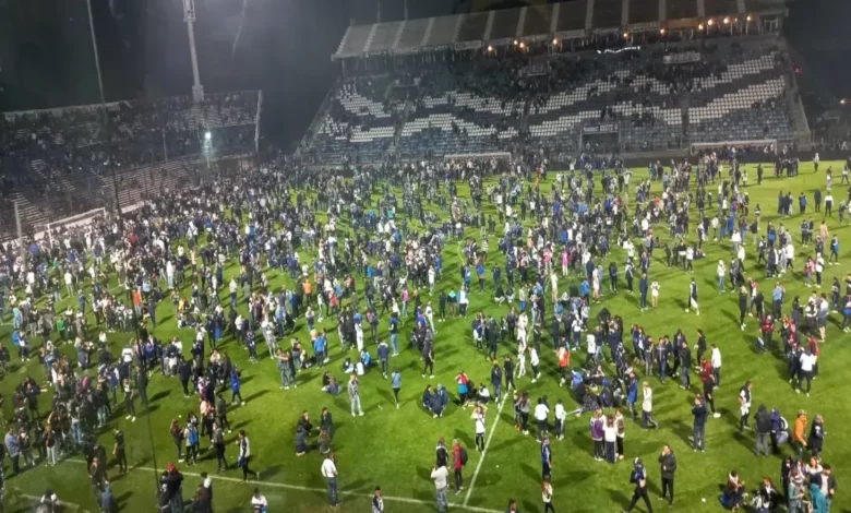 El partido entre Gimnasia y Boca fue suspendido por incidentes en las inmediaciones del estadio