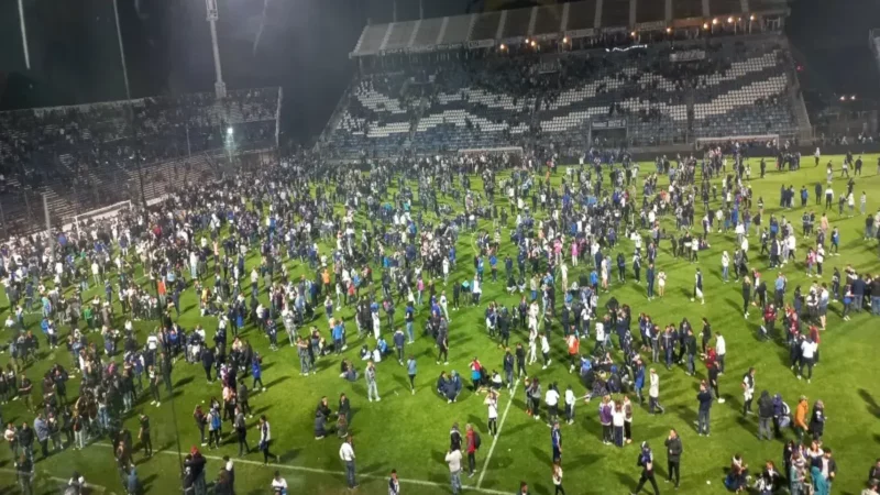 El partido entre Gimnasia y Boca fue suspendido por incidentes en las inmediaciones del estadio