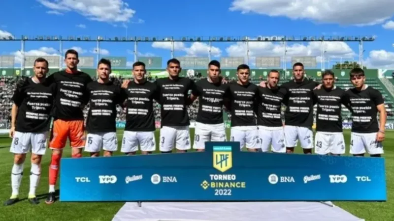 "No fueron incidentes, fue represión": la remera de los jugadores de Gimnasia