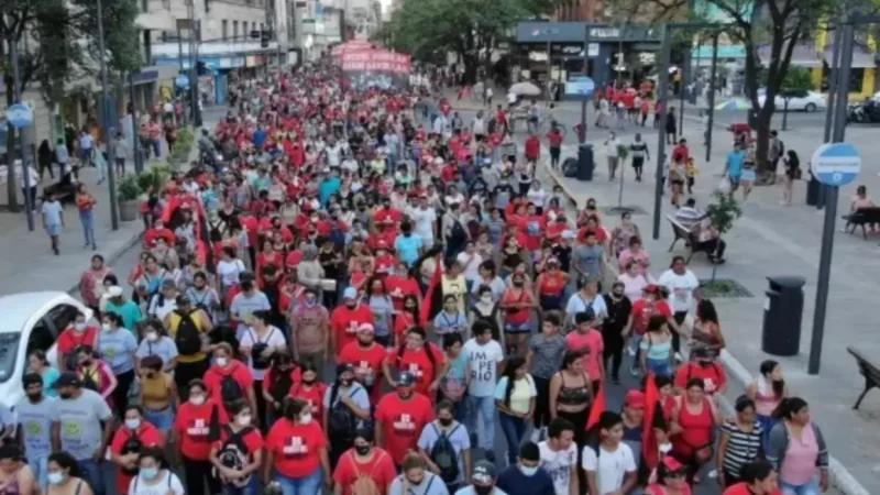 Organizaciones sociales protestan frente a supermercados en todo el pais