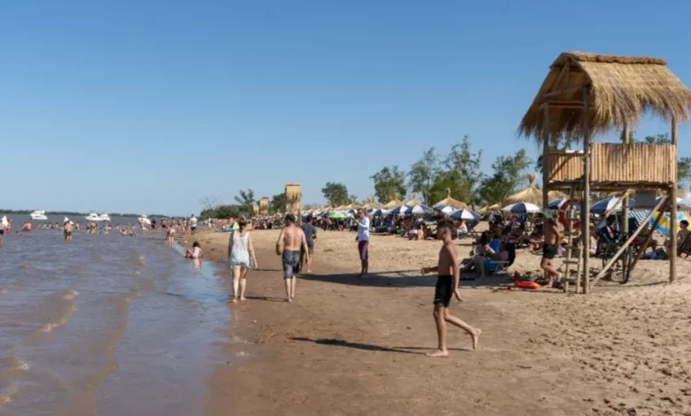 Los nicoleños despiden el año en las playas junto al río