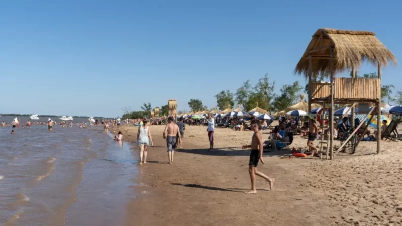 Los nicoleños despiden el año en las playas junto al río