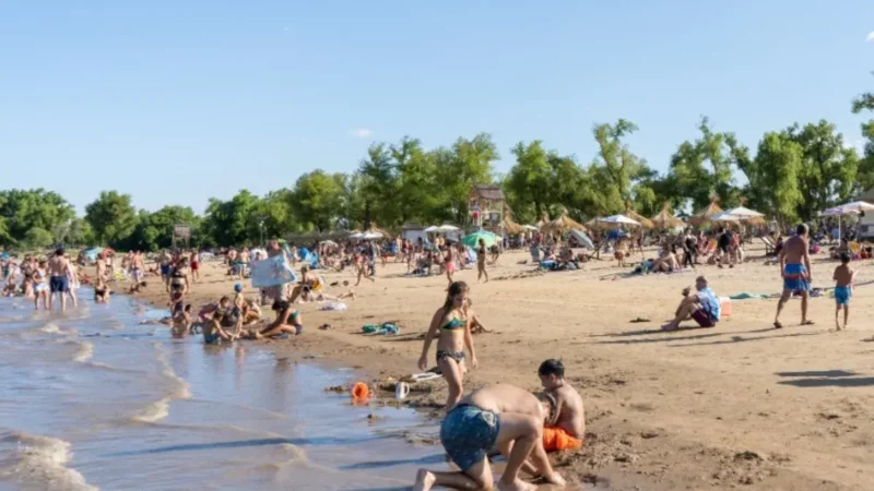 Verano caliente: Los nicoleños siguen disfrutando de las playas de la ciudad.