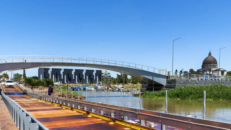 Inauguran el puente flotante que permitirá llegar a las playas nicoleñas en vehículos particulares