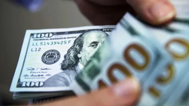 El dólar blue sigue con tendencia alcista en el cierre de la semana.