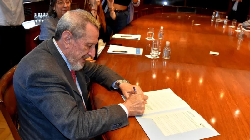 Manuel Limeres, administrador nacional, firma la Carta de Intención con COFEPRIS