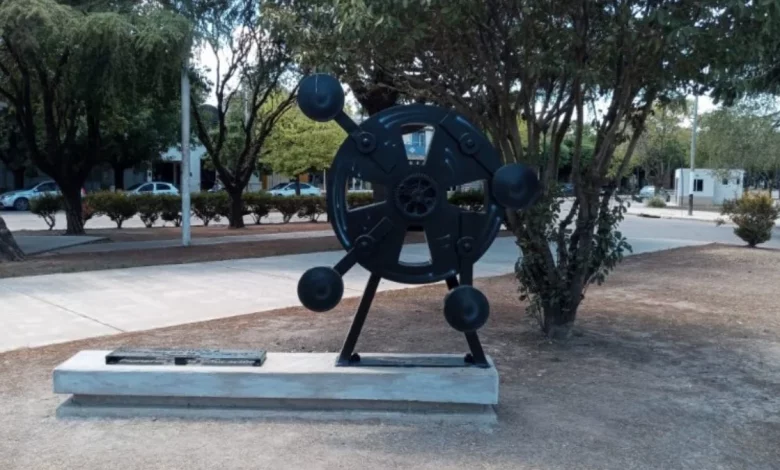 Escultura donada por la familia Menucci.