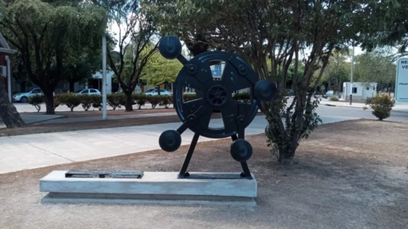 Escultura donada por la familia Menucci.