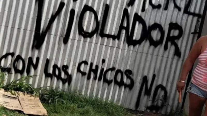 Familiares de las víctimas manifestaron en el domicilio del denunciado. Foto: La Opinión.