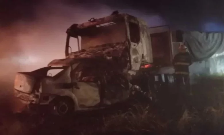 El camión arrastró al auto cien metros y luego los dos vehiculos se incendiaron. Foto: Servicio de Emergencia de Bahía Banca.