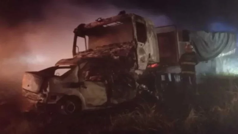 El camión arrastró al auto cien metros y luego los dos vehiculos se incendiaron. Foto: Servicio de Emergencia de Bahía Banca.