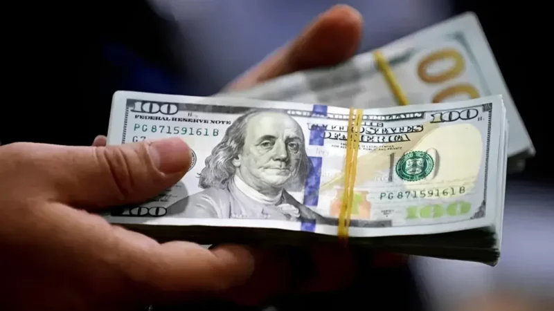 Medidas restrictivas del Gobierno afectan al dólar: Blue sube $5 a $473 en primer día de limitaciones para agentes de Bolsa