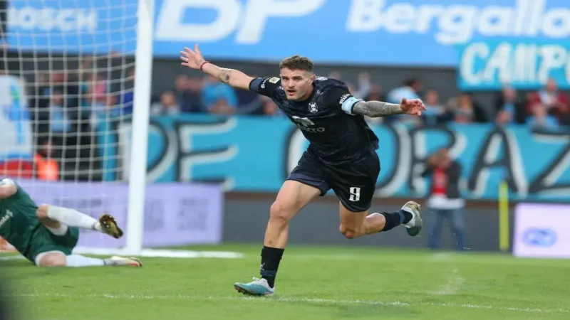 Pablo Vegetti anota el gol de la victoria en un emocionante partido en el Gigante de Alberdi