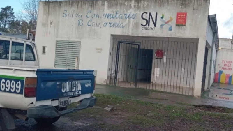 Durante la madrugada de este viernes, se produjo un acto de vandalismo y robo en el salón comunitario de barrio California, ubicado en la calle Gaboto 1353.