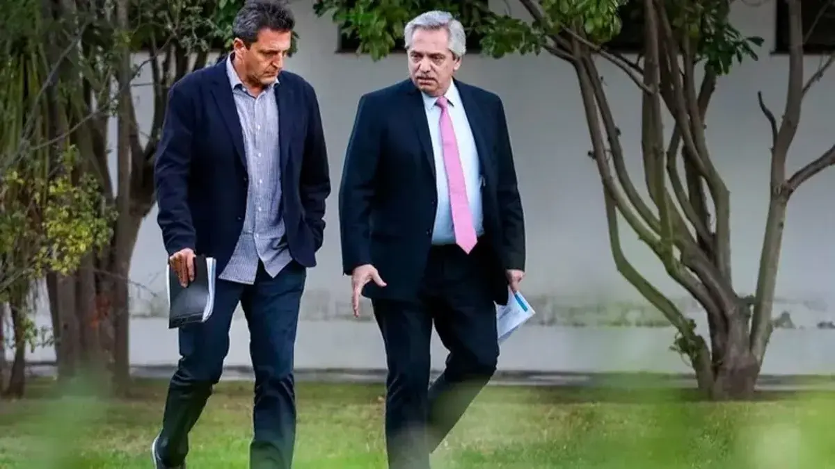 La creciente tensión electoral en Argentina se evidencia en el acto oficial donde el presidente Fernández y el ministro Massa buscan superar diferencias estratégicas y mostrar unidad.