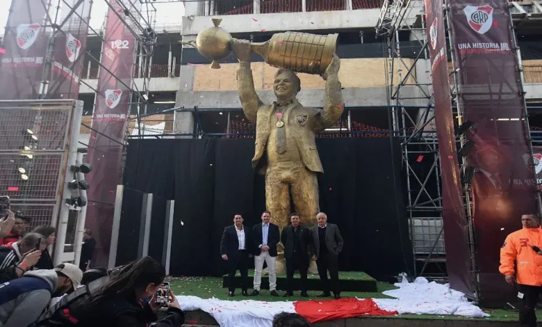 River Plate rinde tributo al exitoso director técnico Marcelo Gallardo con la inauguración de su estatua en el Estadio Monumental