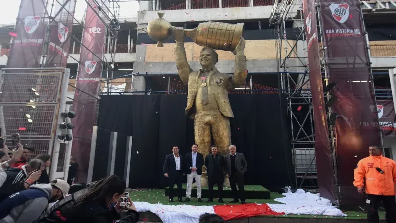 River Plate rinde tributo al exitoso director técnico Marcelo Gallardo con la inauguración de su estatua en el Estadio Monumental