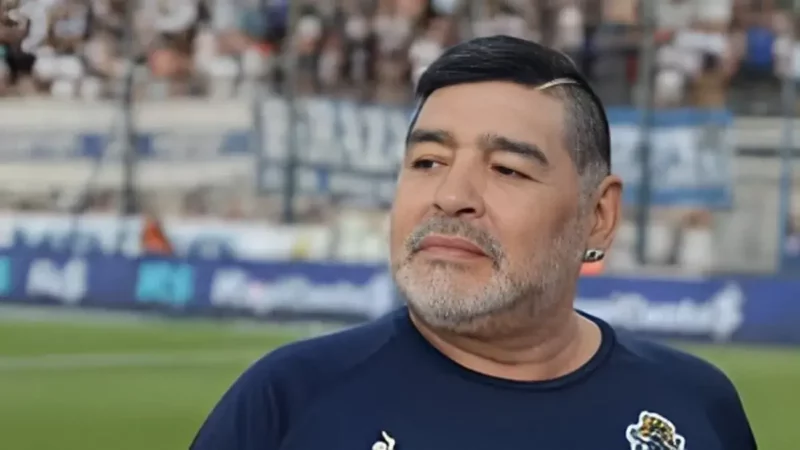 La cuenta oficial de Diego Maradona en Facebook e Instagram ha sido hackeada, revelando mensajes extraños. La familia del futbolista busca soluciones rápidas.