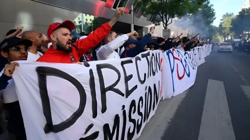 Ultras del PSG insultan a Messi en la puerta del club