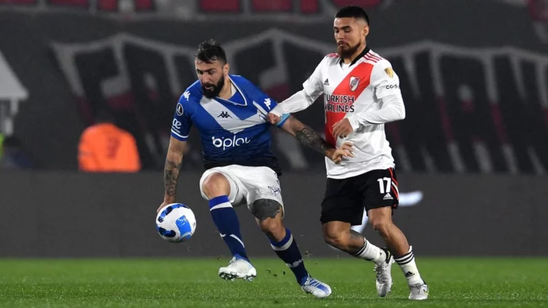 River y Vélez igualan 2-2 en un encuentro lleno de emociones. River se adelanta dos veces, pero Vélez logra empatar.