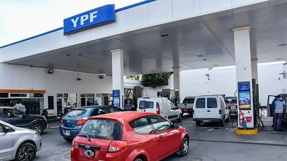 YPF y Puma anuncian aumento del 4% en combustibles: Impacto en los bolsillos de los consumidores