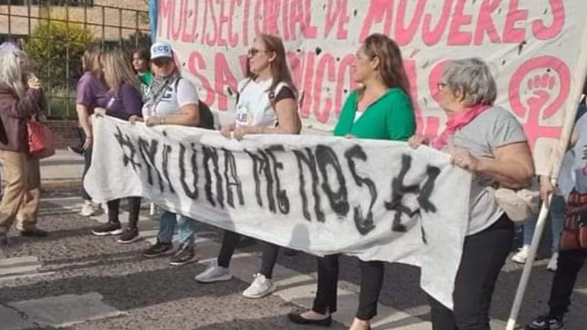 La provocación durante la marcha contra los femicidios genera indignación en la comunidad