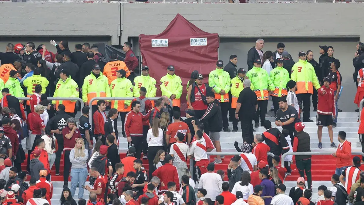 River Plate emite comunicado oficial tras trágico fallecimiento de un simpatizante que cayó desde la tribuna Sívori Alta durante el partido contra Defensa y Justicia. Las autoridades están investigando el suceso.